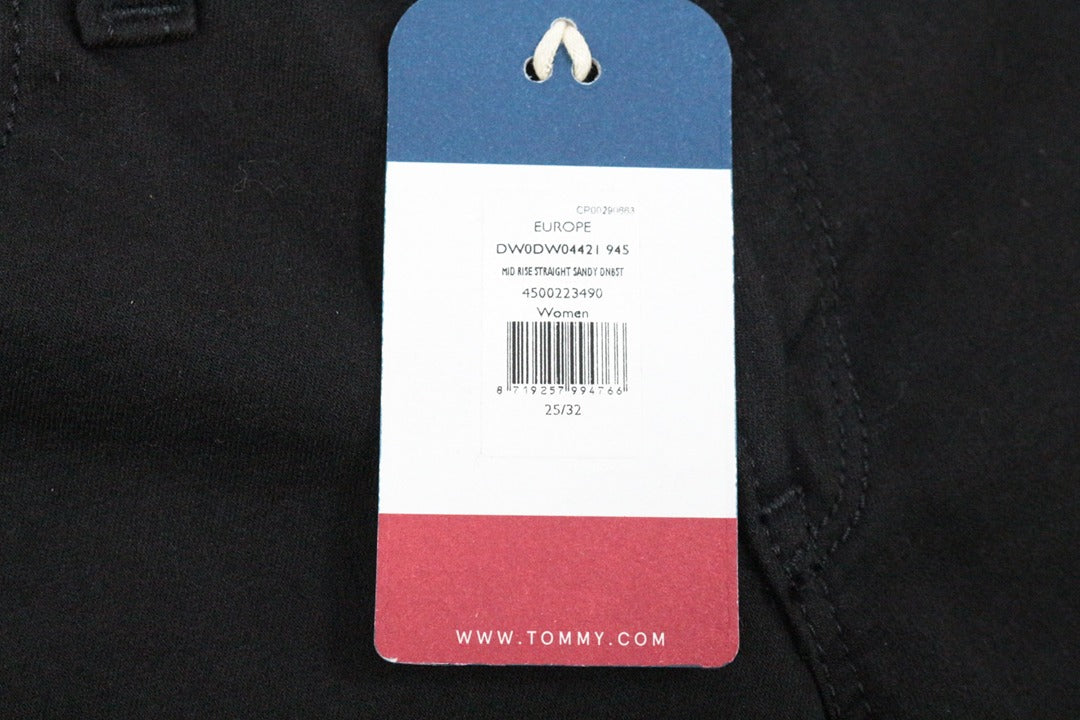 Étiquette de prix originale sur un jeans droit noir Frippindealz de la marque Tommy Jeans