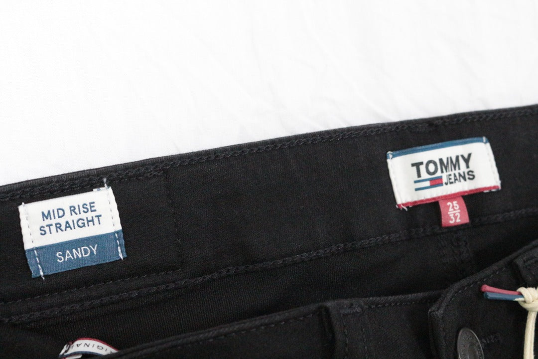 Détail de la ceinture intérieure d'un jean droit noir Frippindealz Tommy Jeans avec étiquettes de taille et coupe