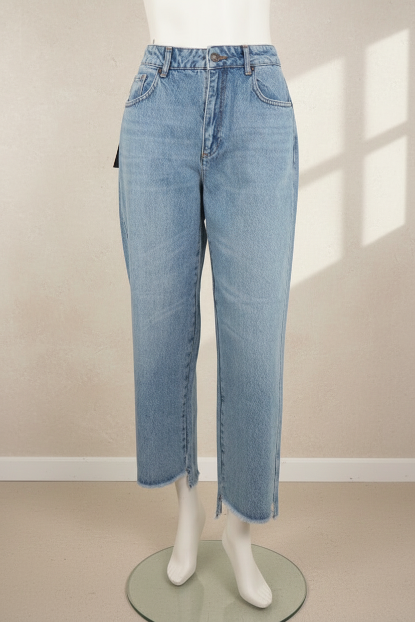Jean droit bleu clair Frippindealz en coton avec finitions effilochées aux chevilles sur mannequin
