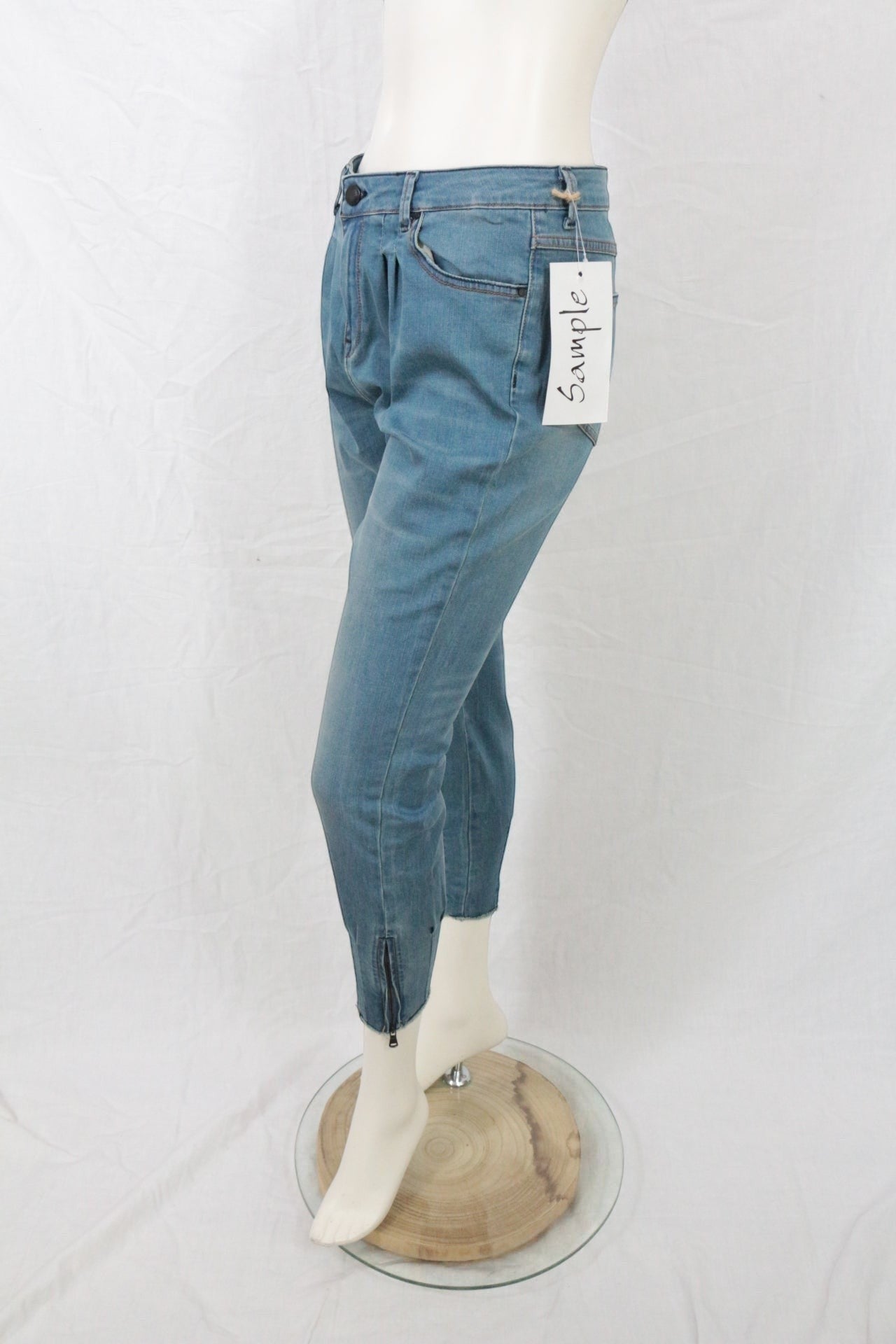 Frippindealz Jean prototype femme bleu clair coupe carotte avec pinces et zip cheville, style Y2K