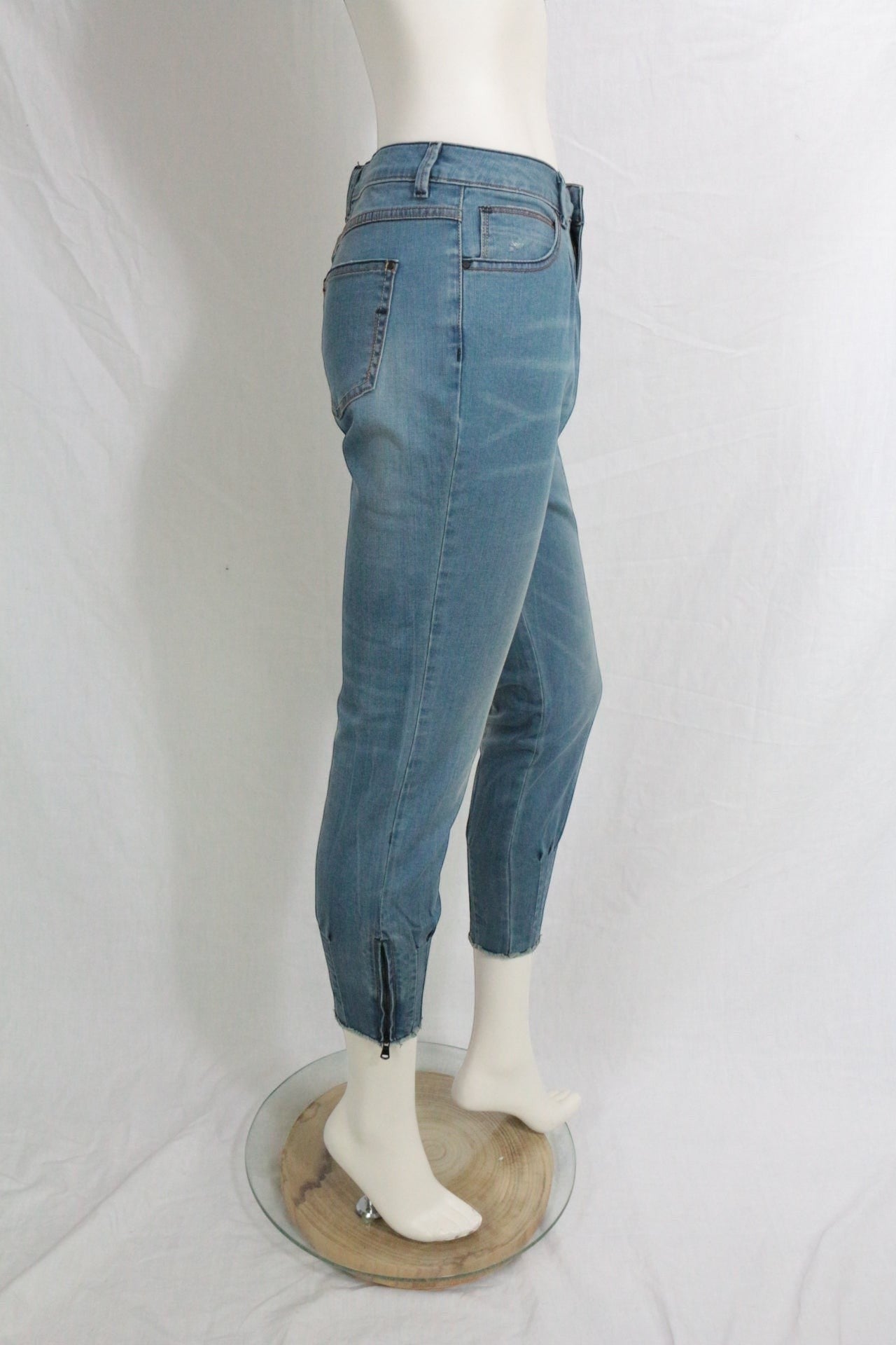 Frippindealz Jean prototype femme bleu clair coupe carotte avec zip aux chevilles, style Y2K.