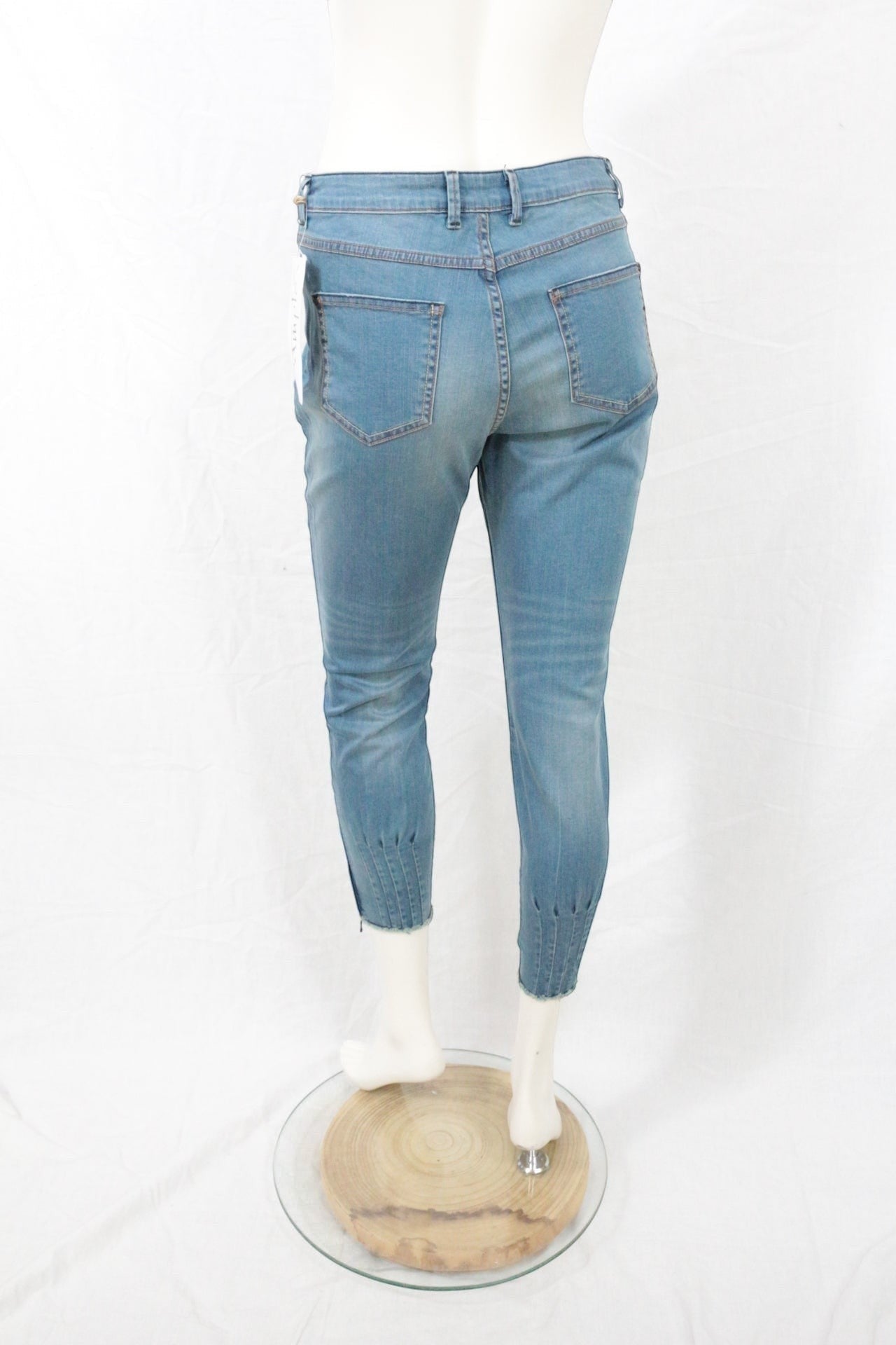 Frippindealz Jean prototype femme bleu clair coupe carotte zippé aux chevilles style Y2K