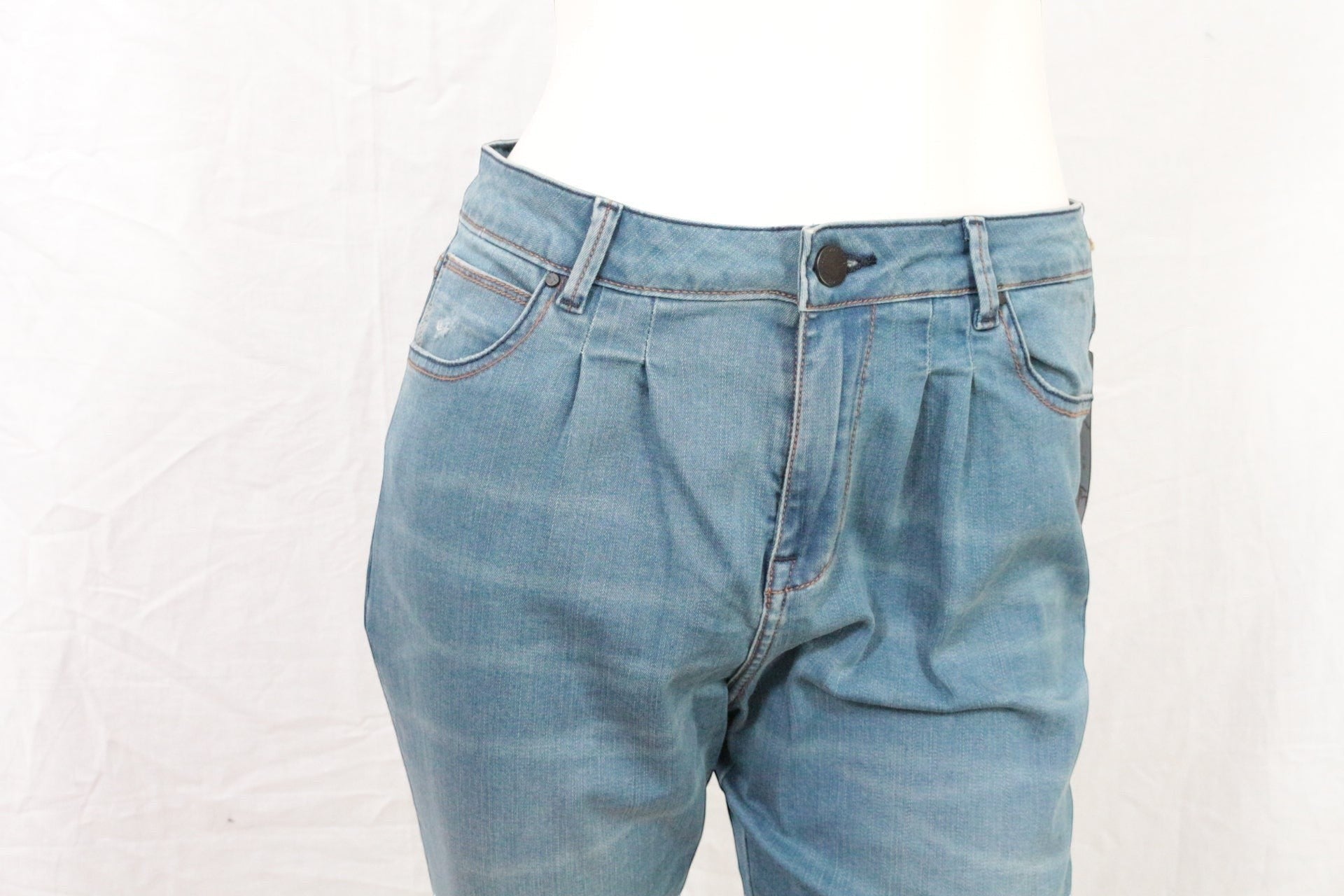 Frippindealz Jean prototype femme bleu clair, coupe carotte, pinces avant, zip cheville, style Y2K archive
