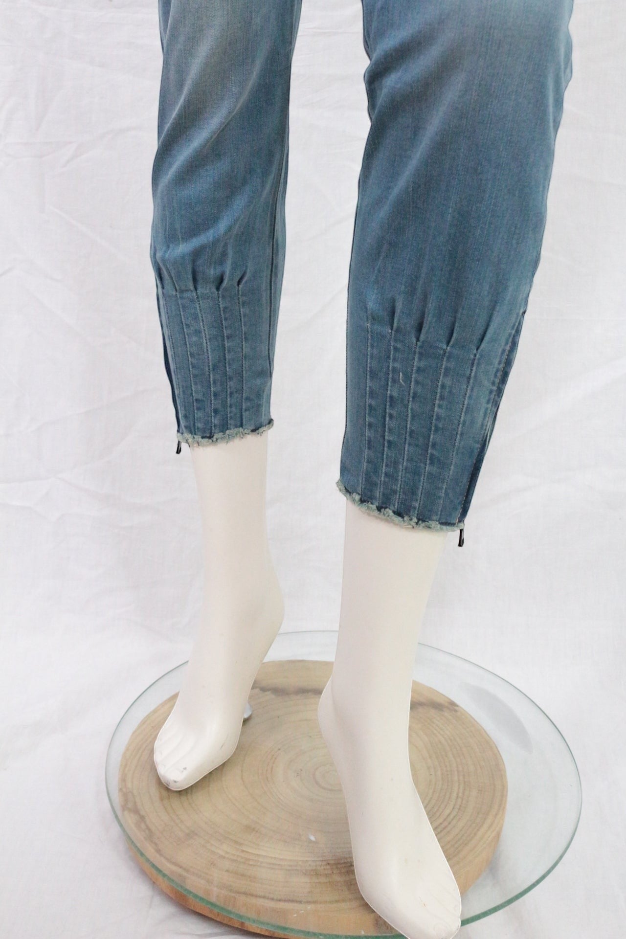 Frippindealz Jean prototype femme denim bleu clair coupe carotte zippé aux chevilles Y2K rare