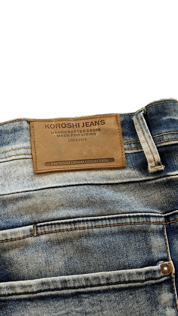 Étiquette en similicuir marron sur jeans bleu délavé Frippindealz Koröshi avec passants de ceinture