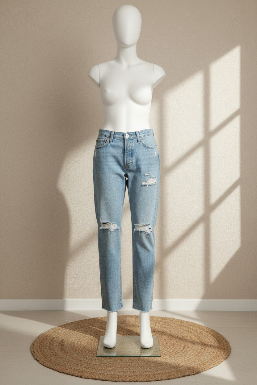 Jean Levi's 501 coupe droite bleu clair en coton avec détails usés sur mannequin, vendu par Frippindealz