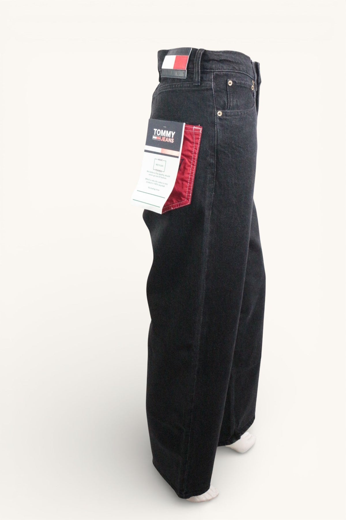 Pantalon jean noir Tommy Hilfiger en coton recyclé neuf avec étiquette, vue de profil, vendu par Frippindealz