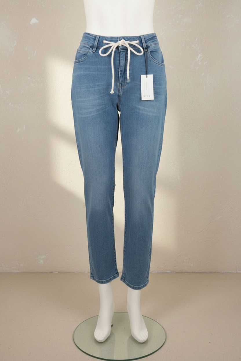 Jean taille haute Frippindealz OPUS bleu clair en coton stretch avec lien de serrage à la taille sur mannequin