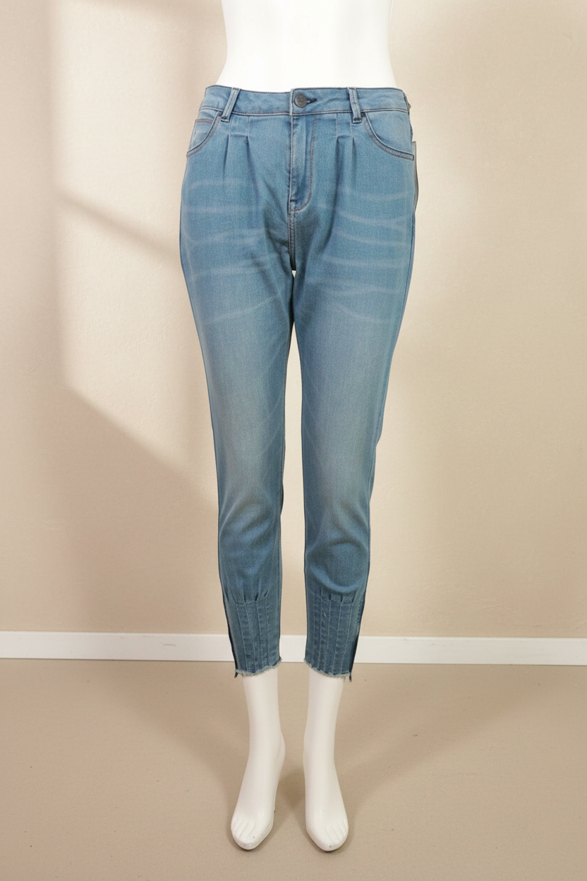 Jean prototype Frippindealz bleu clair coupe carotte avec pinces et zips aux chevilles style Y2K sur mannequin