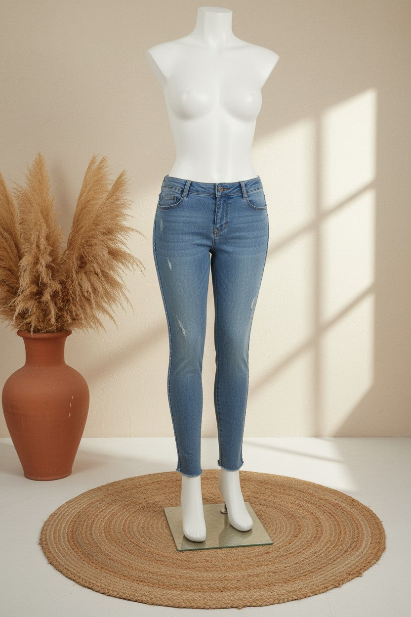 Jean skinny bleu clair Frippindealz en denim avec galons tressés, effet usé et ourlet effiloché sur mannequin