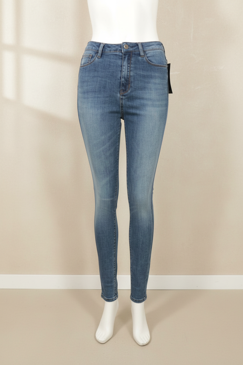 Jean skinny bleu clair Frippindealz en denim stretch, coupe ajustée style archive fashion sur mannequin