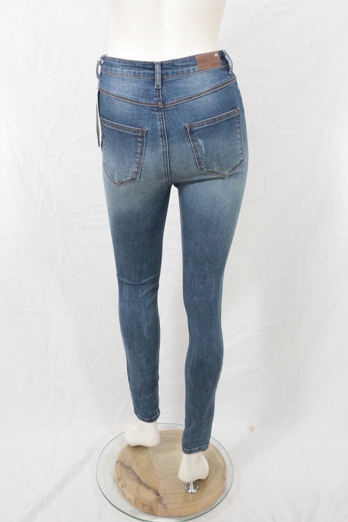Jean skinny Frippindealz bleu clair stretch style archive fashion avec délavage vintage sur mannequin