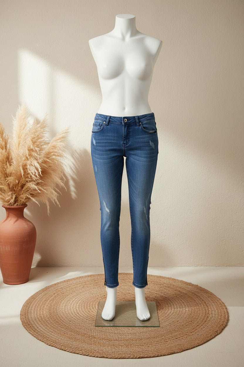 Jean skinny Frippindealz bleu délavé avec genoux troués et fermetures zippées aux chevilles sur mannequin