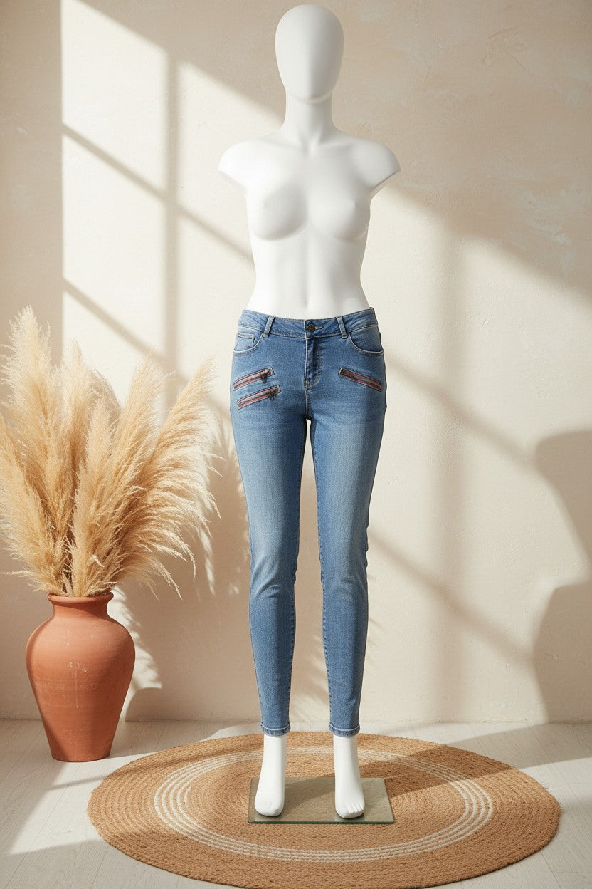 Jean skinny bleu clair Frippindealz en coton avec poches zippées décoratives sur un mannequin