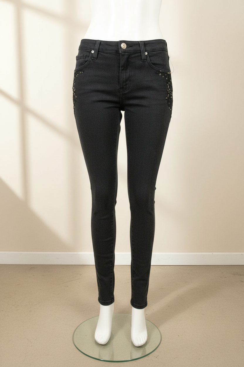 Jean skinny noir Frippindealz avec broderies et perles décoratives, coupe stretch ajustée et bouton bijou doré.