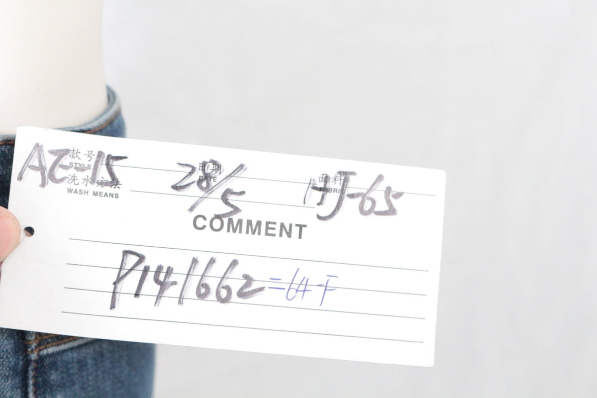 Etiquette de prototype Frippindealz sur un jean skinny bleu clair en denim stretch au style archive fashion