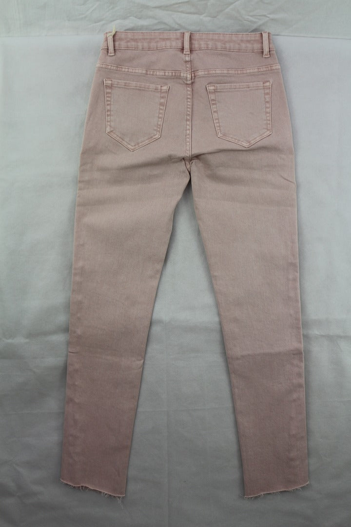 Vue arrière du jean skinny rose Frippindealz en coton avec poches arrière et ourlet effiloché