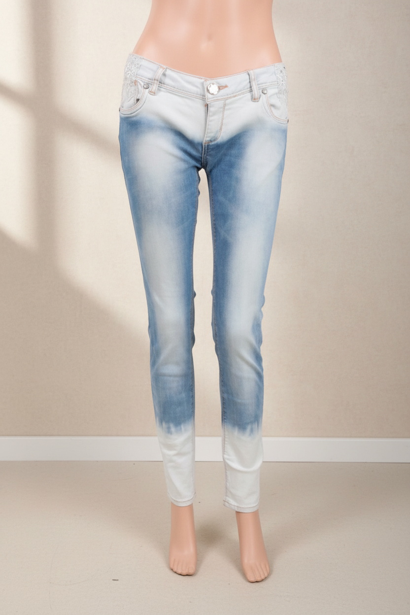 Jean slim Frippindealz bleu dégradé taille basse avec détails en dentelle sur les poches, style Y2K