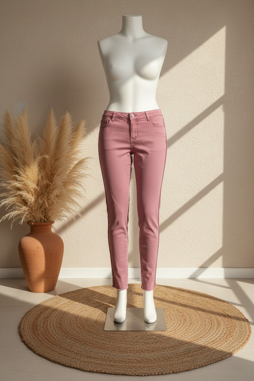 Jean slim rose Frippindealz en coton avec bandes latérales torsadées sur mannequin, style casual chic
