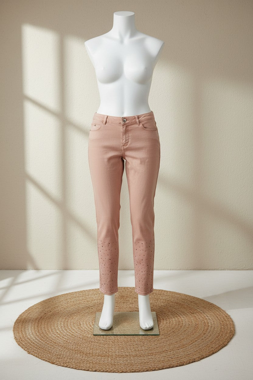 Jean slim rose Frippindealz en coton avec détails de strass sur le bas des jambes sur un mannequin