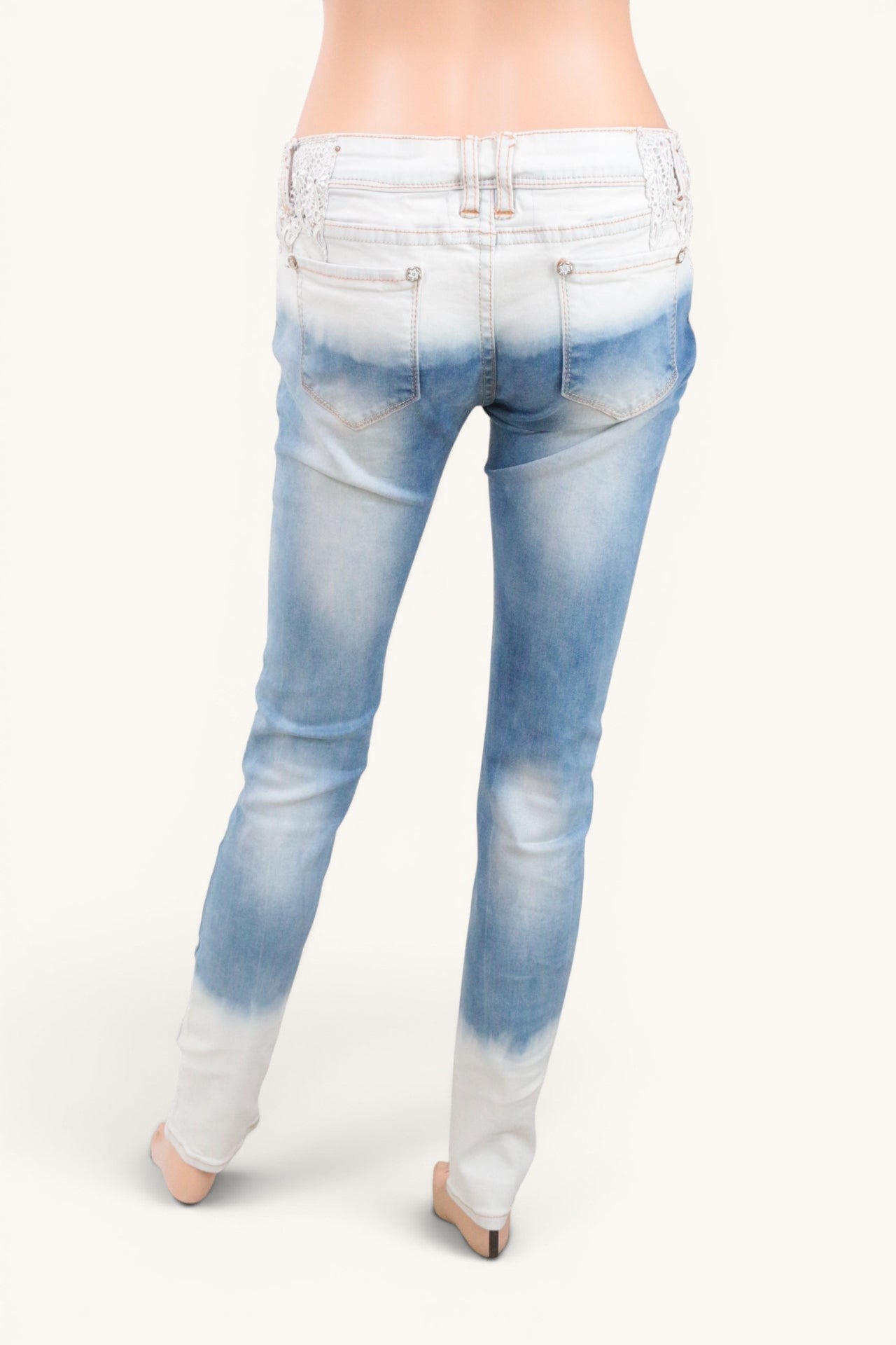 Frippindealz Jean slim taille basse bleu dégradé blanc avec détails en dentelle sur les poches arrière. Style Y2K.