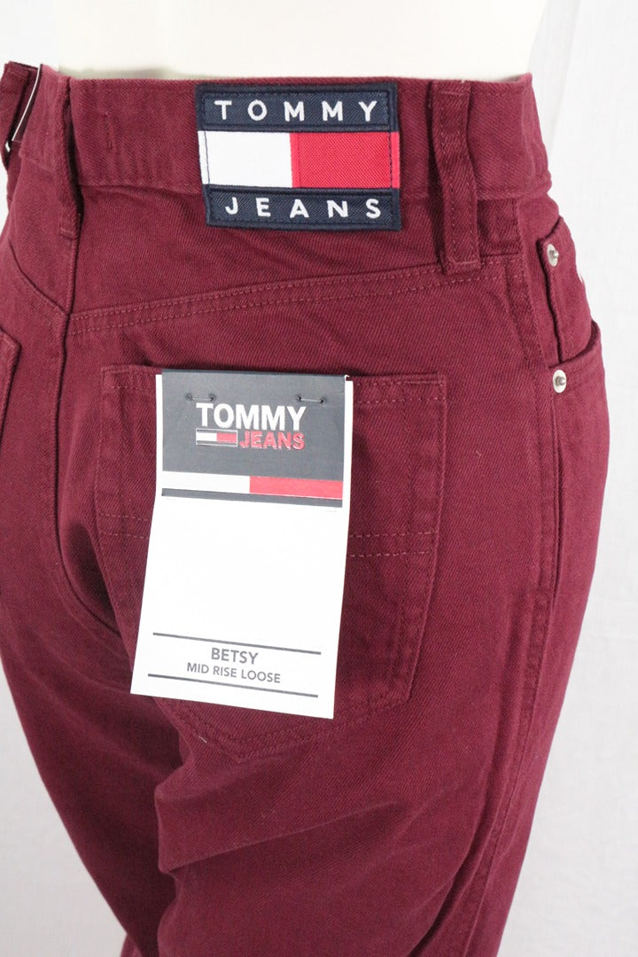 Jean taille haute Frippindealz Tommy Jeans Betsy bordeaux en coton avec étiquette de marque visible au dos