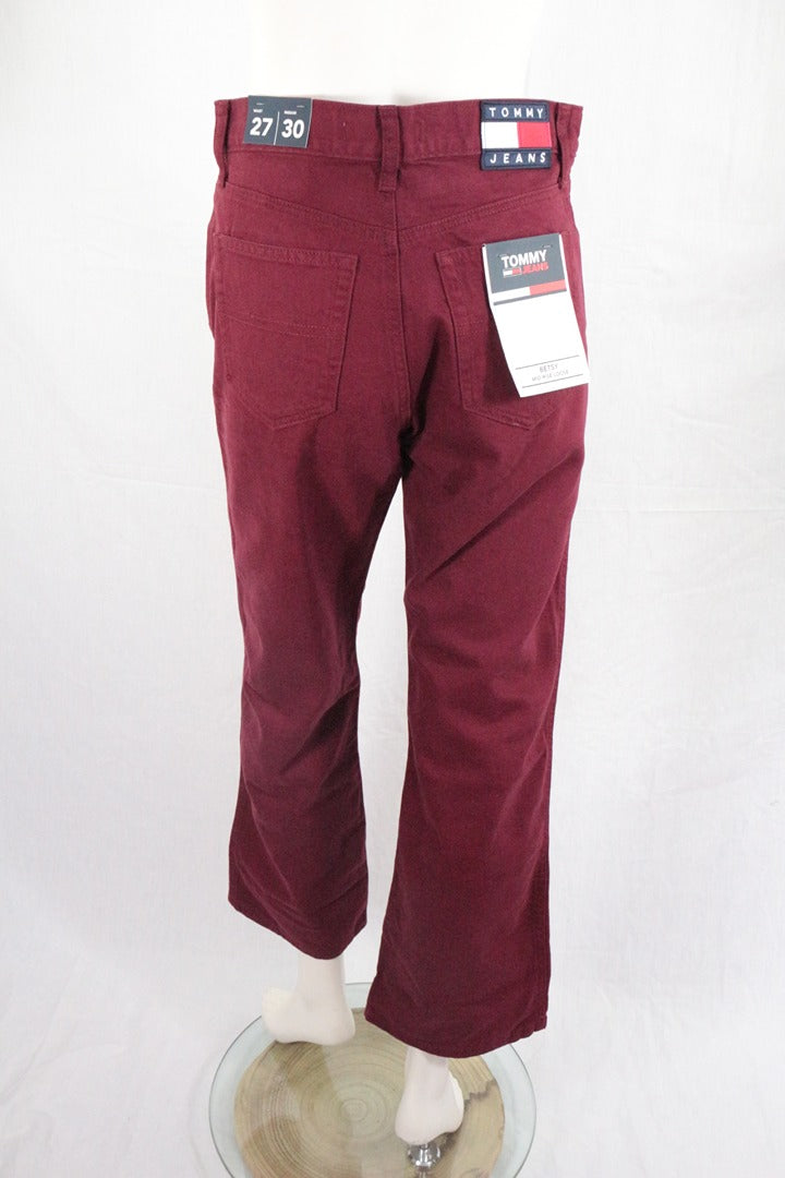Vue arrière du jean taille haute Frippindealz Tommy Jeans bordeaux en coton avec étiquettes de marque