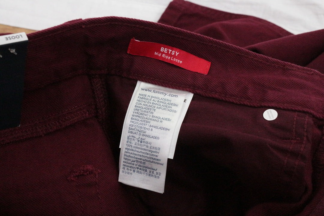 Etiquette intérieure et logo Frippindealz Tommy Jeans sur jean bordeaux en coton coupe loose