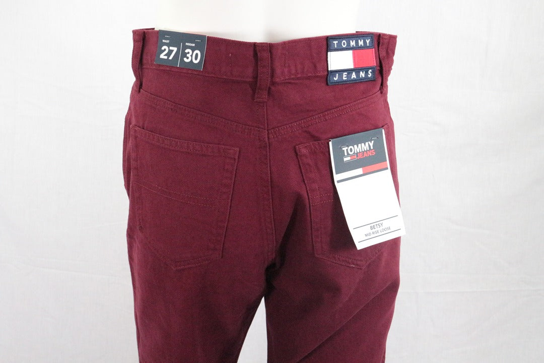 Jean Frippindealz Tommy Jeans Betsy bordeaux en coton avec étiquettes, vue arrière montrant le logo et les poches