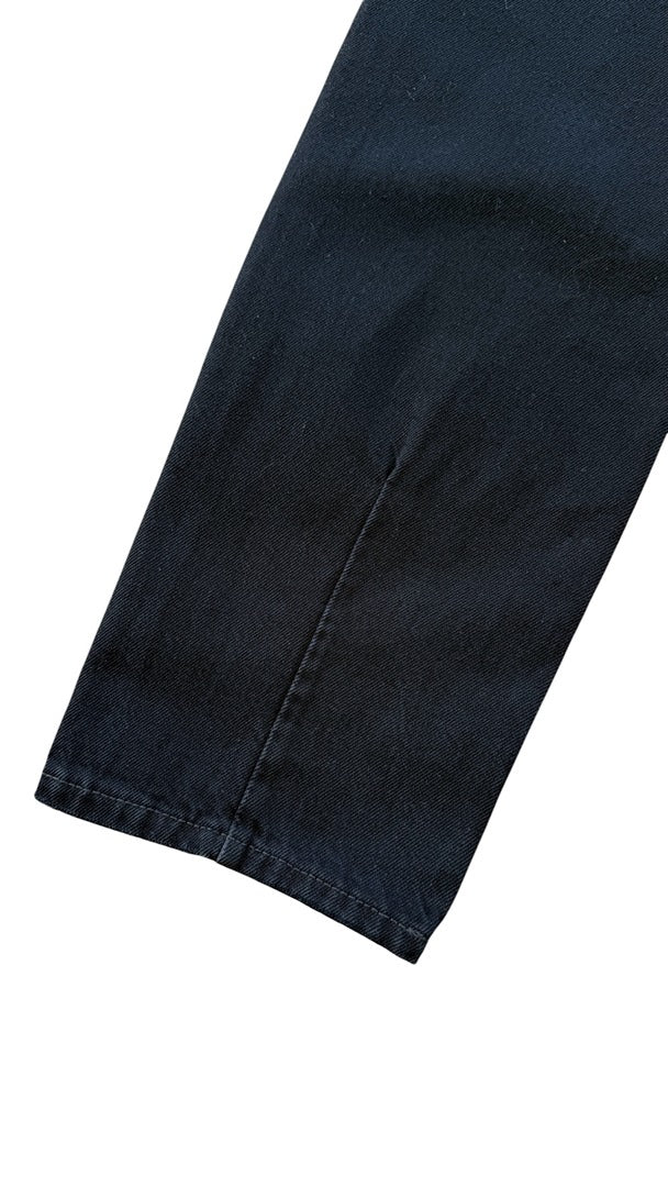 Bas de jambe d'un jeans droit noir Frippindealz en coton, coupe classique et finitions soignées.