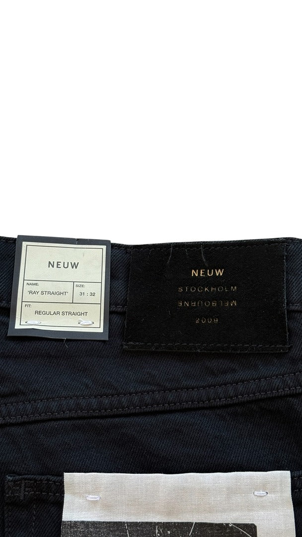 Gros plan sur l'étiquette et la ceinture d'un jean Frippindealz Neuw noir coupe droite en coton neuf