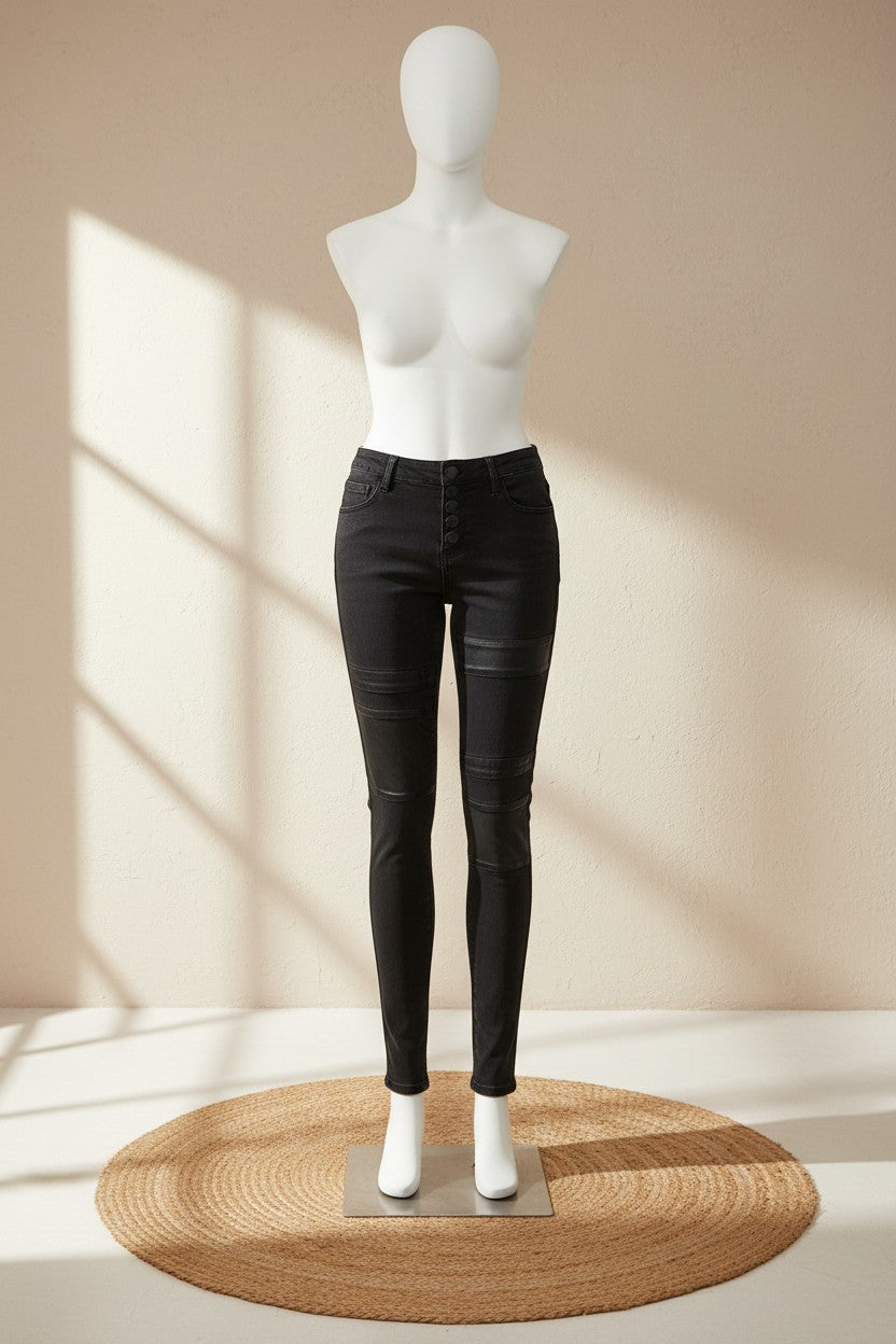 Jeans skinny noir Frippindealz en coton stretch avec empiècements effet cuir aux genoux sur mannequin