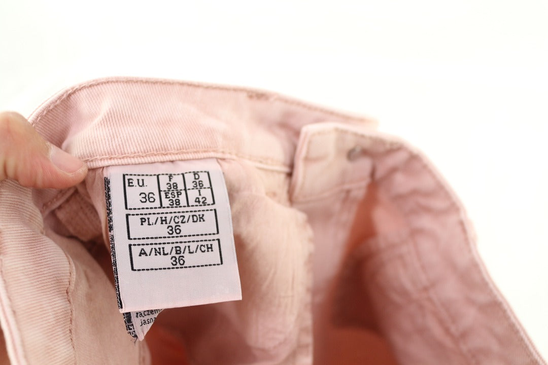 Étiquette de taille 36 sur un jeans skinny rose Frippindealz en coton avec détails de perles