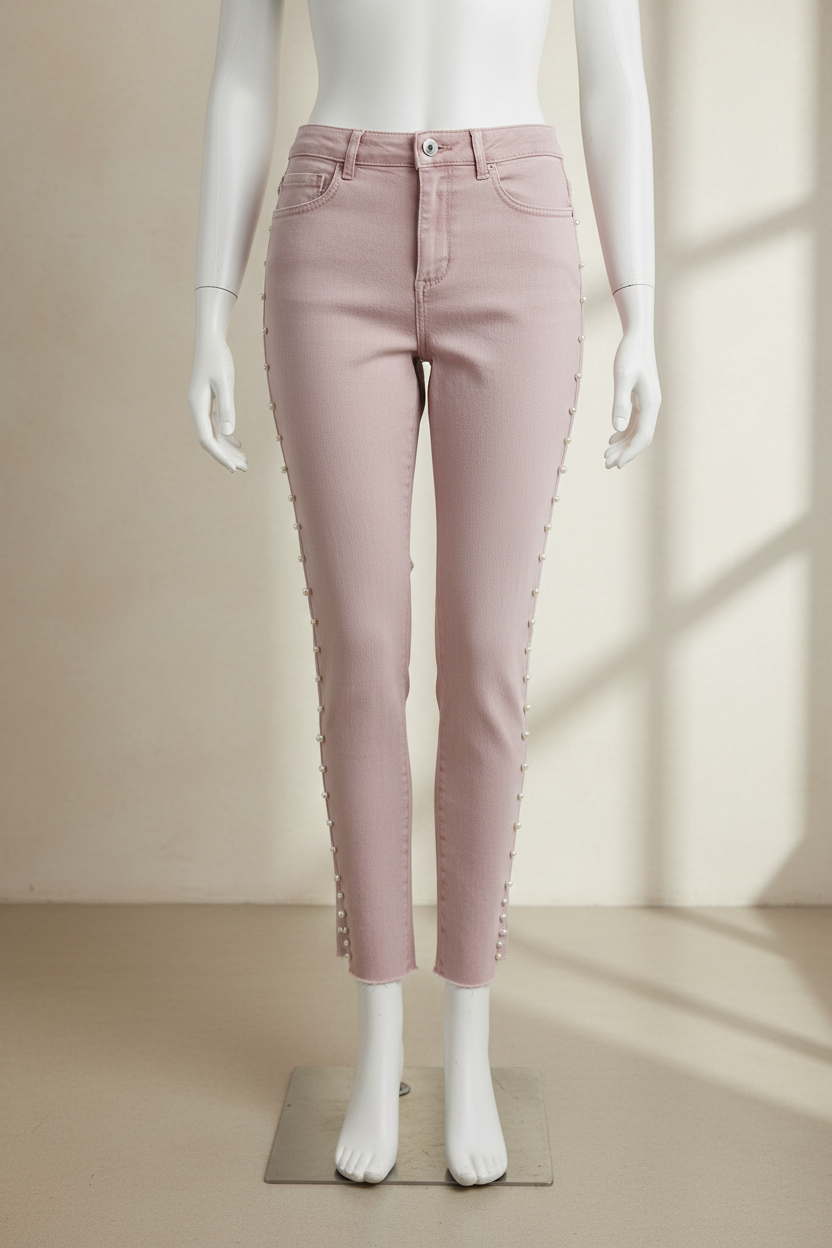 Jeans skinny rose Frippindealz en coton avec ornements de perles le long des jambes sur un mannequin