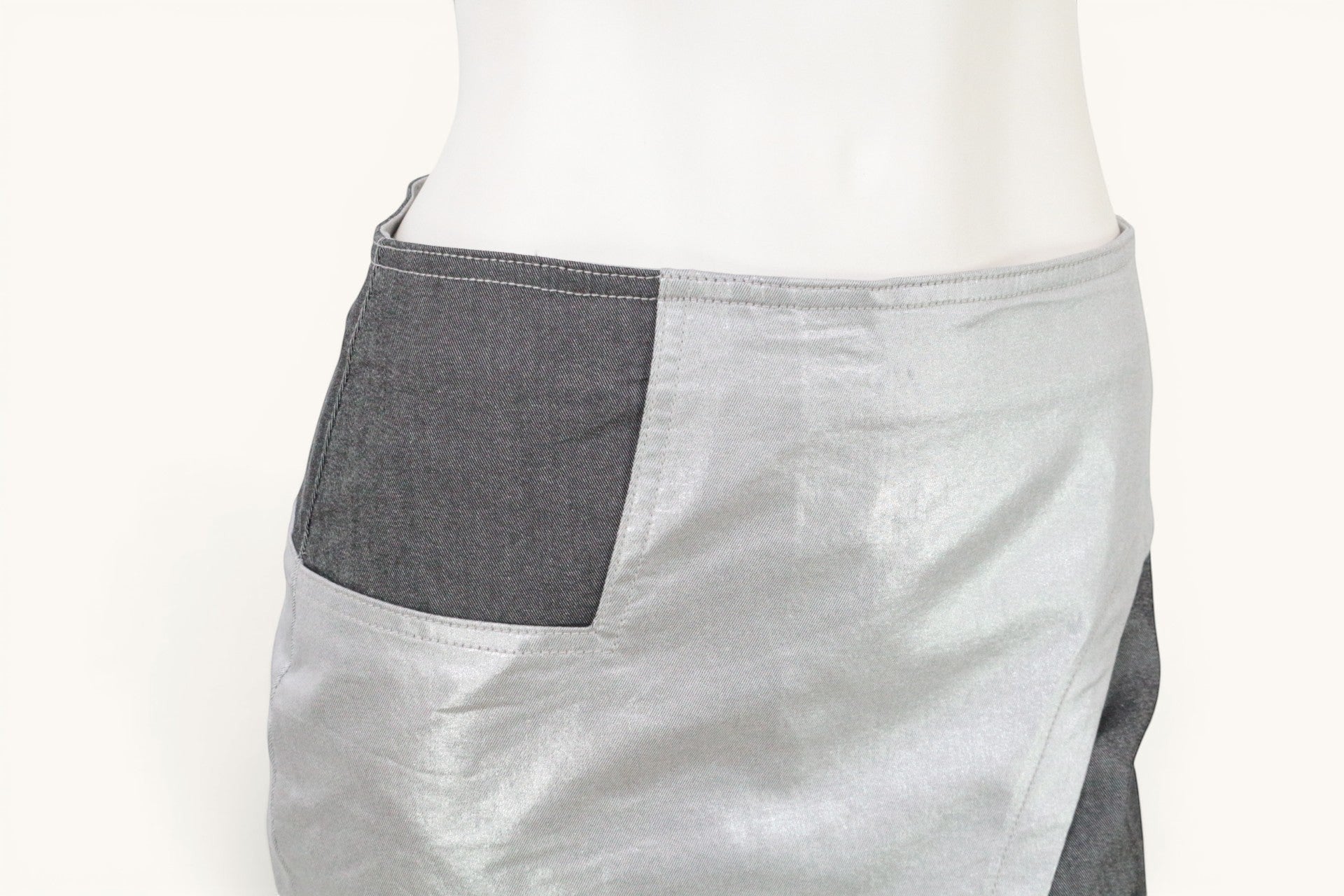 Frippindealz Jupe courte asymétrique argent métallisé et gris, style Y2K futuriste, taille 38.