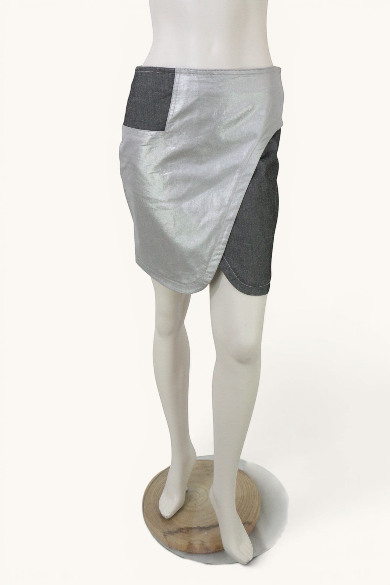 Frippindealz Jupe courte asymétrique argent métallisé et gris, style Y2K futuriste, taille 38.