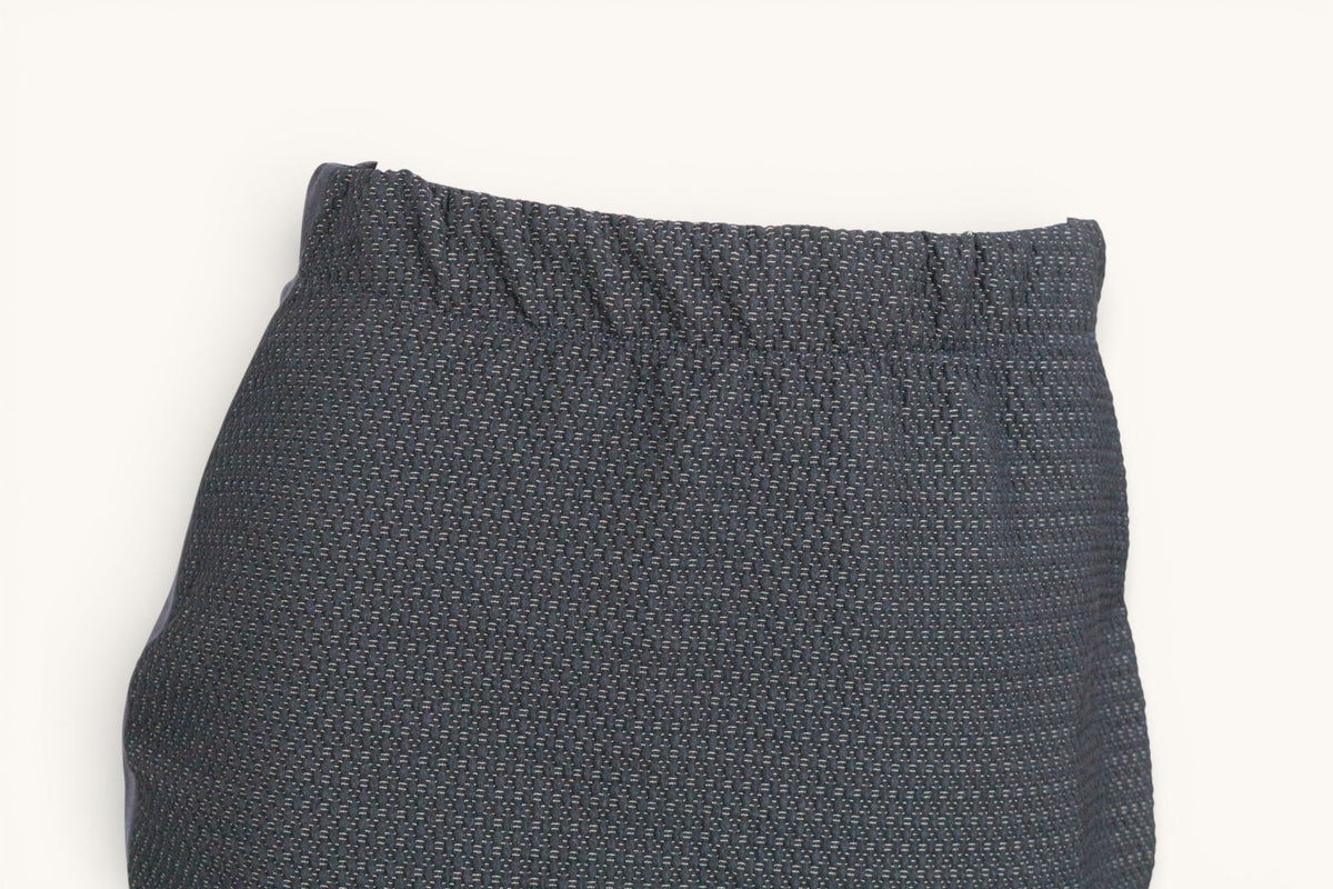 Jupe mi-longue Frippindealz bleu marine en tissu texturé avec taille élastique confortable