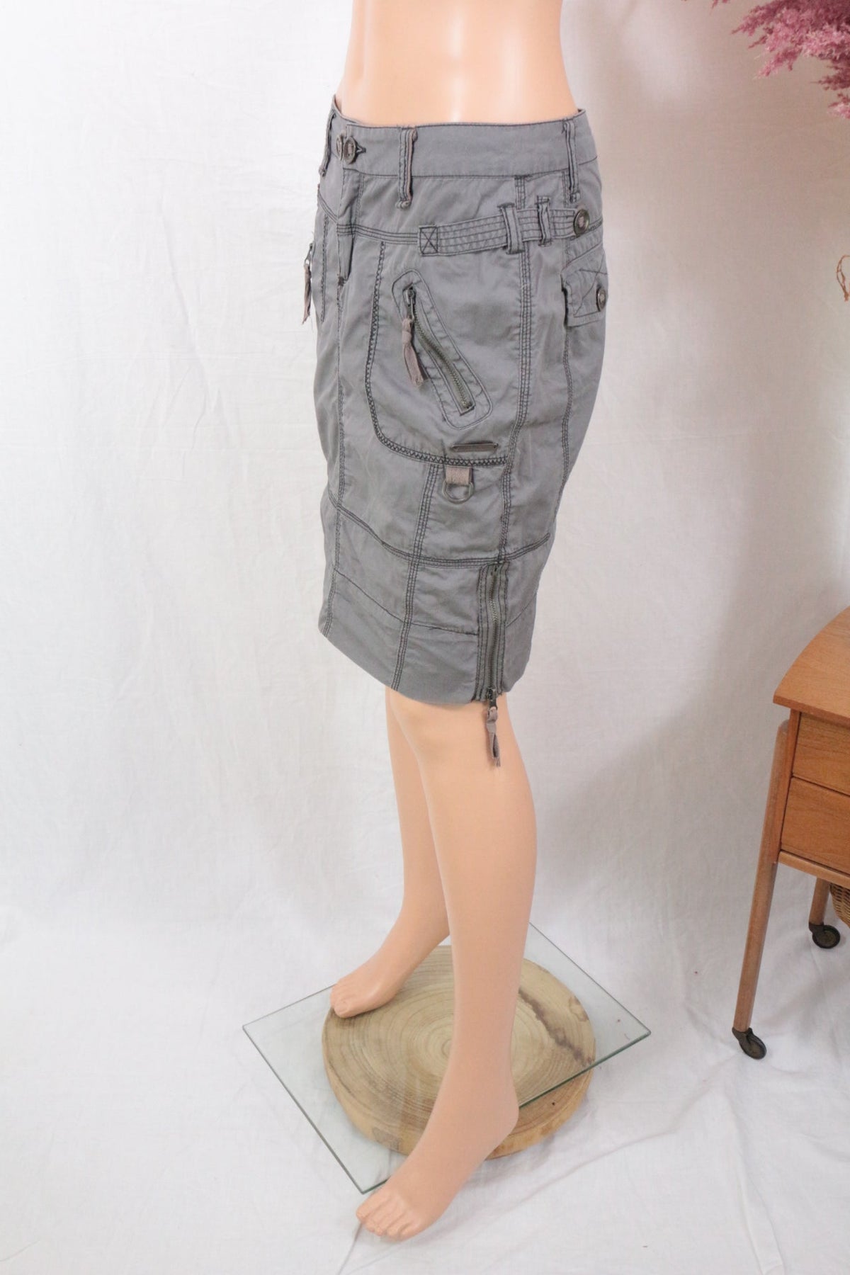 Jupe Garcia grise en coton style cargo avec poches zippées, présentée par Frippindealz sur un mannequin