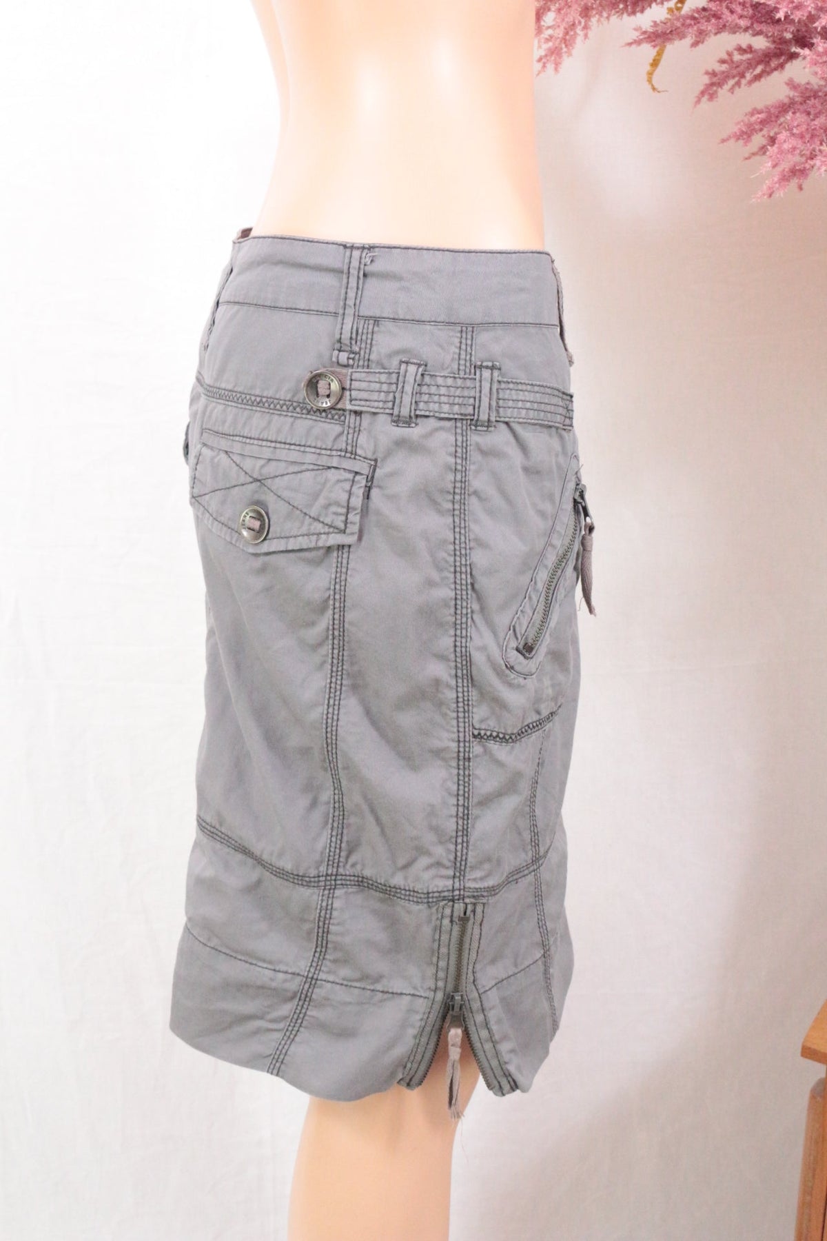 Jupe Garcia grise en coton style cargo avec poches et fermetures éclair, vendue par Frippindealz