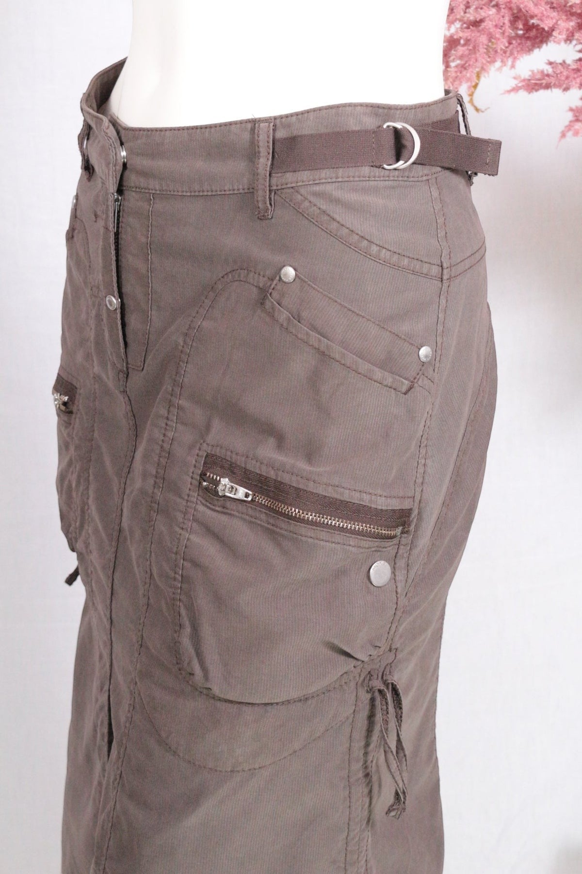 Jupe cargo marron Frippindealz avec poches zippées et ceinture intégrée, style casual en mélange de matières