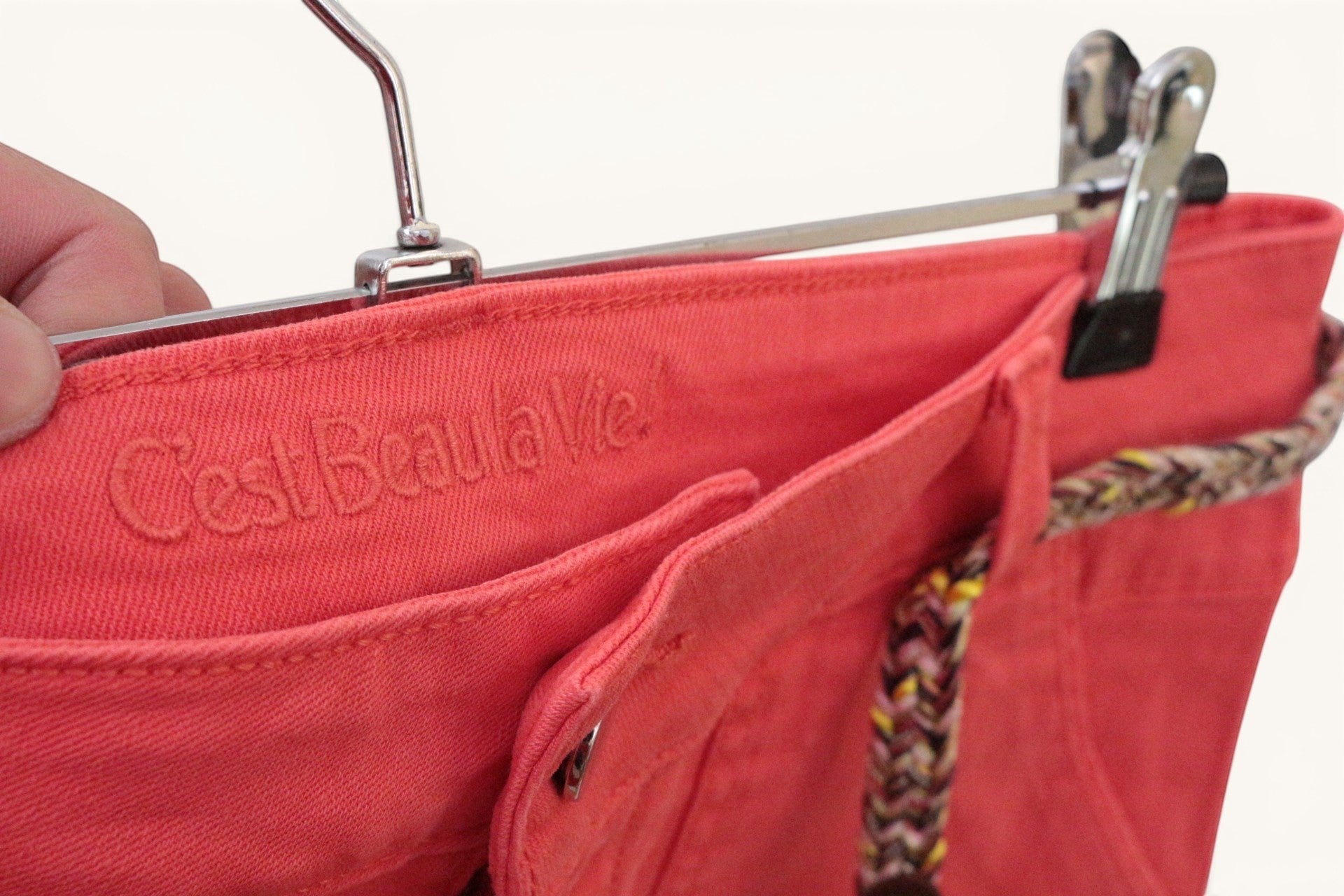 Frippindealz Jupe corail en coton stretch, taille 38, avec ceinture tressée multicolore intégrée. Coupe droite, idéale pour l'été.