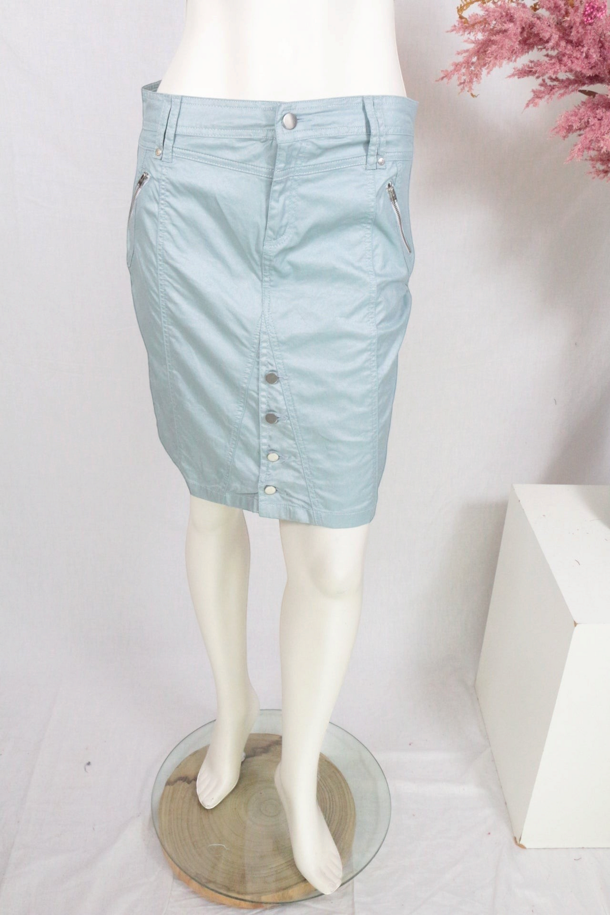 Jupe courte bleu clair Fred Sabatier en coton avec fermeture à boutons, présentée par Frippindealz