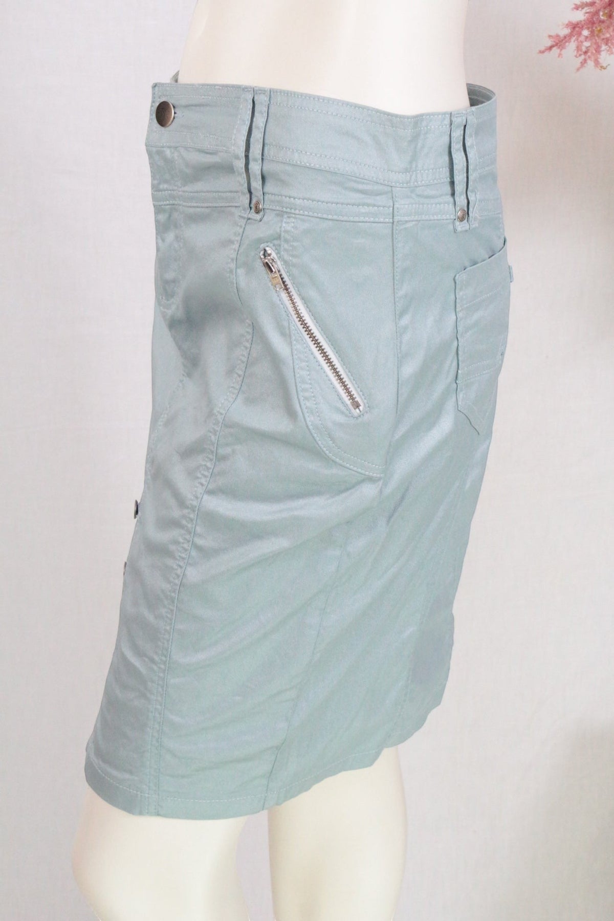 Jupe courte Fred Sabatier bleu clair en coton avec fermeture zippée latérale, vue de profil sur mannequin