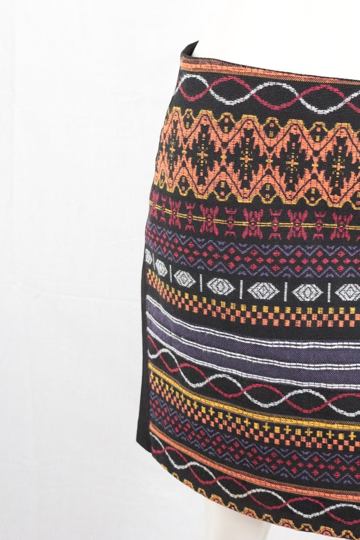 Jupe courte Frippindealz noire avec motifs ethniques multicolores en viscose et polyamide, style bohème