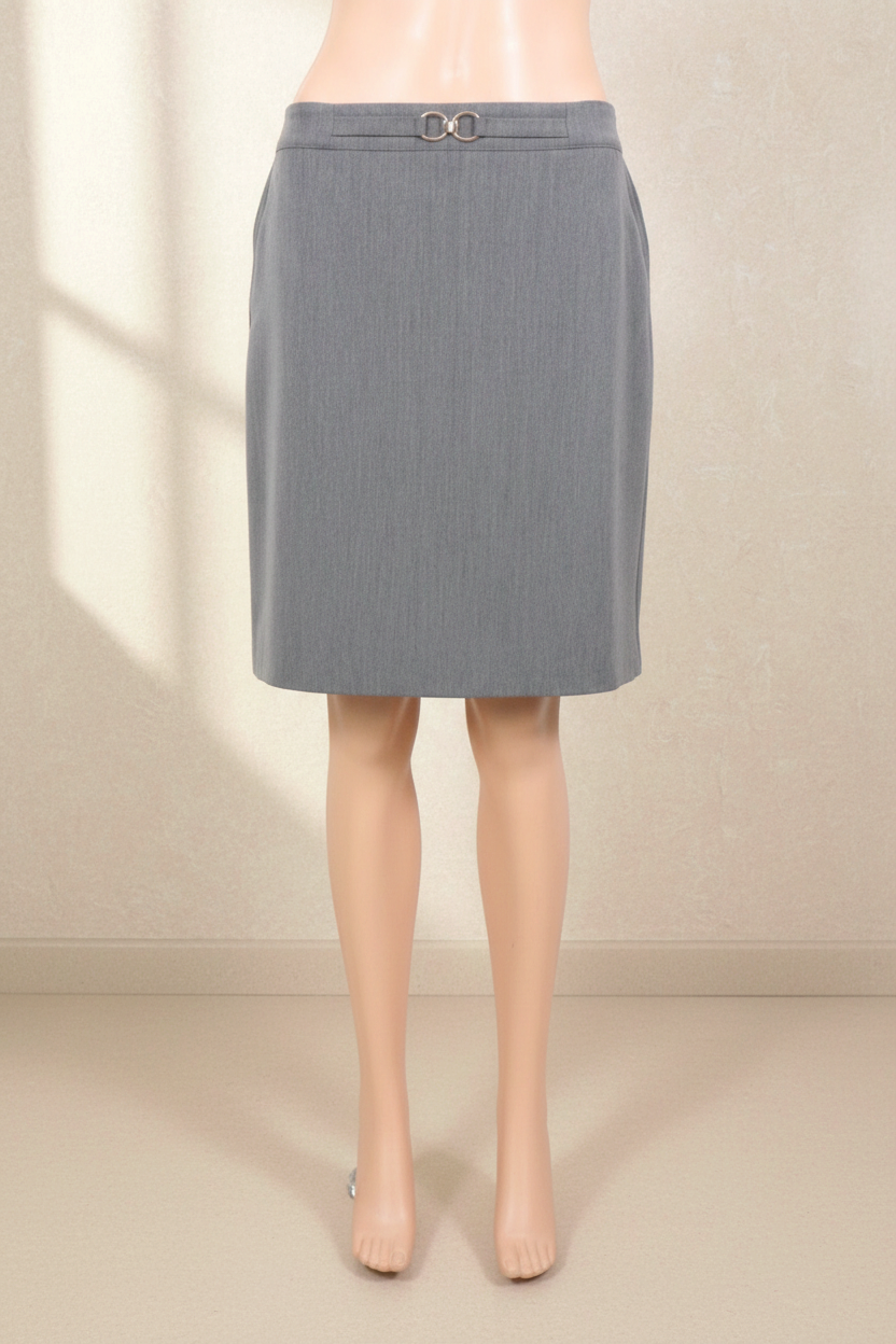 Jupe courte grise Damart en mélange polyester et viscose avec détail de boucle argentée à la taille, Frippindealz