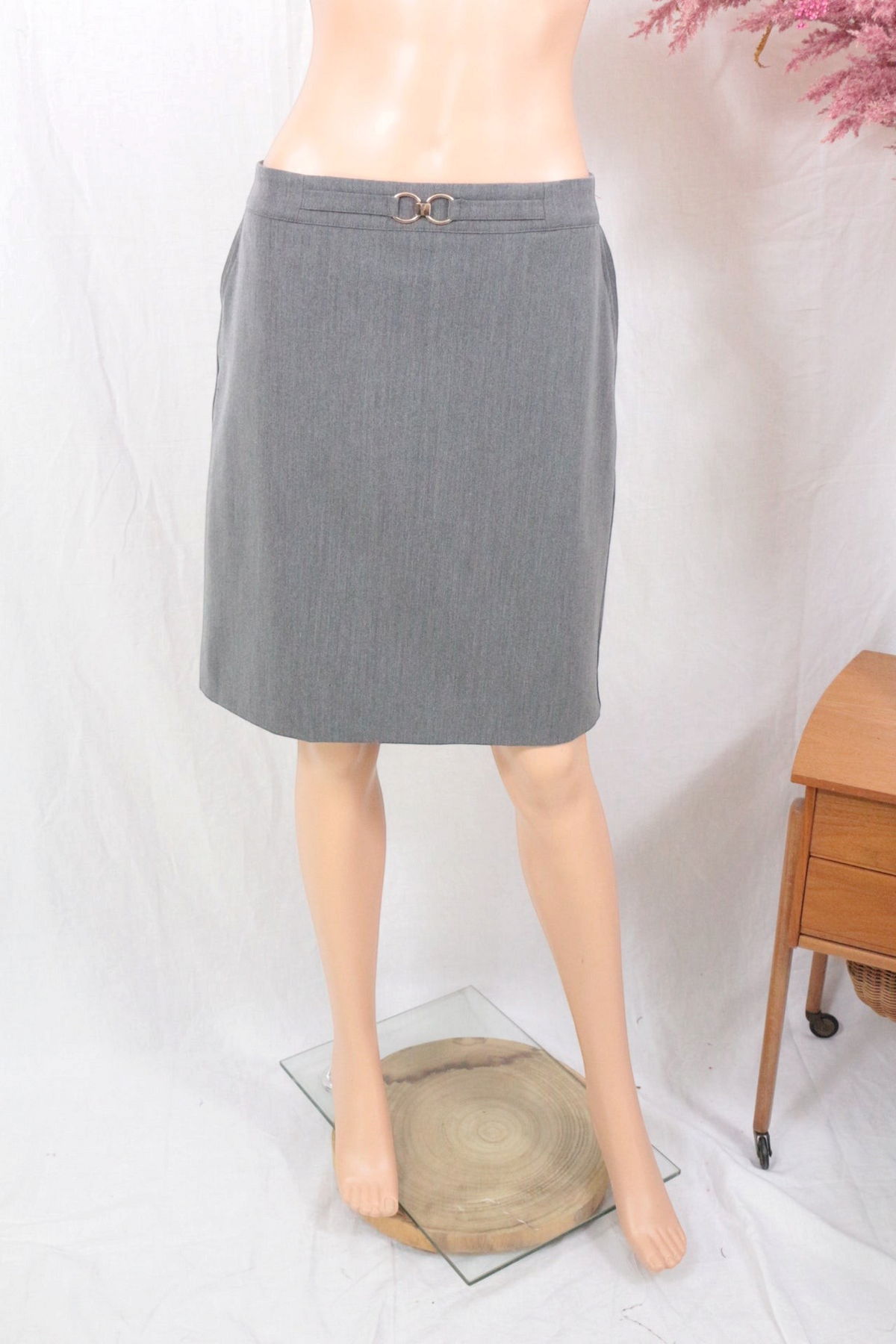 Jupe courte grise Frippindealz en polyester et viscose avec détail de boucle métallique à la taille sur mannequin
