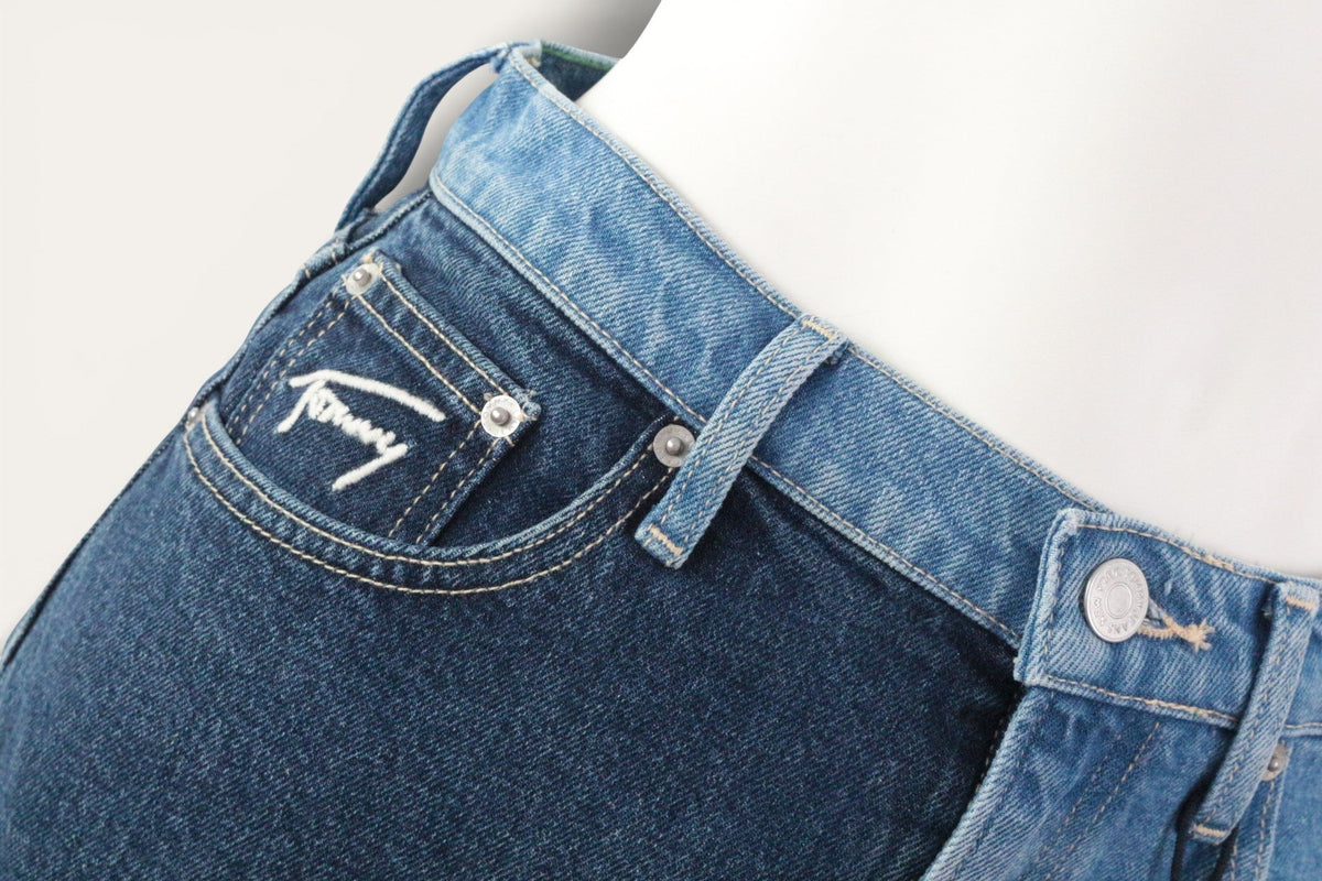 Jupe courte en jean bicolore Frippindealz Tommy Hilfiger avec logo brodé sur la poche gousset