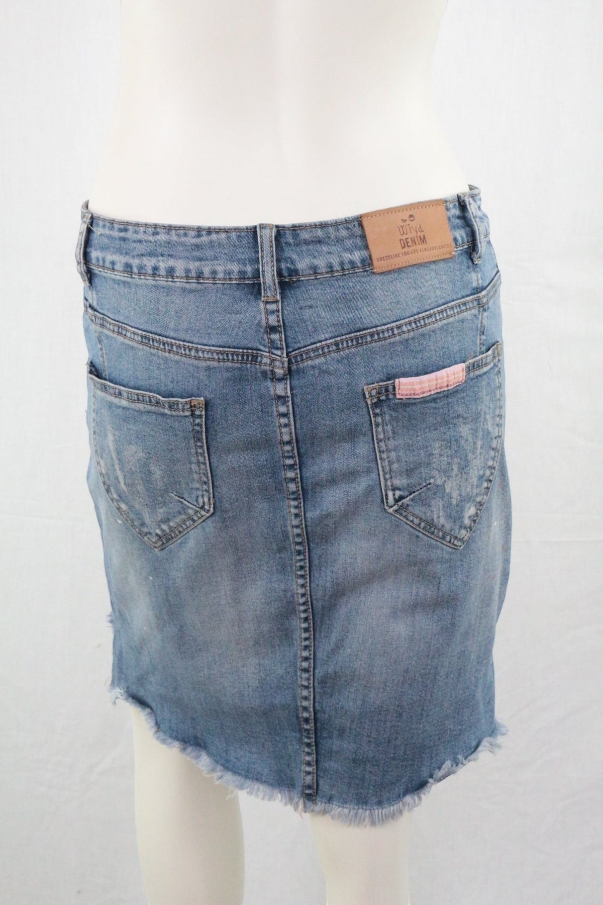 Jupe courte en jean Frippindealz Wiya avec détails patchwork, finitions effilochées et étiquette en cuir au dos