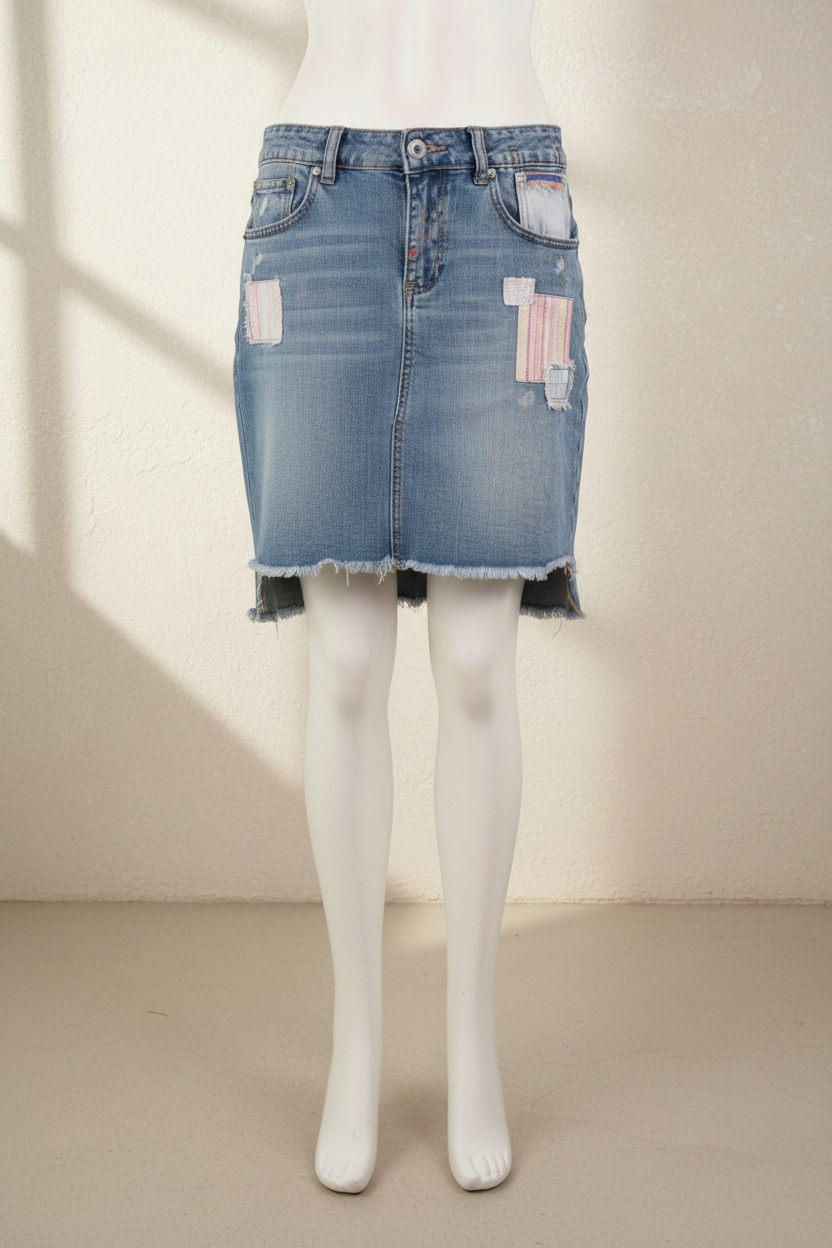 Jupe courte en jean Frippindealz style bohème avec détails patchwork et ourlet effiloché sur mannequin