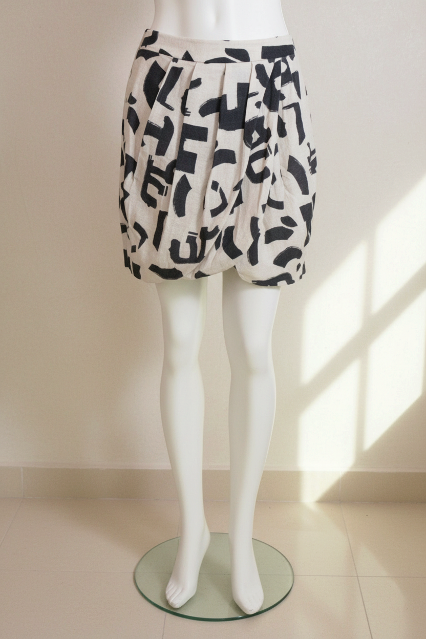 Jupe courte Frippindealz en lin et coton beige à motif abstrait noir, coupe ballon volumineuse, fabriquée en France